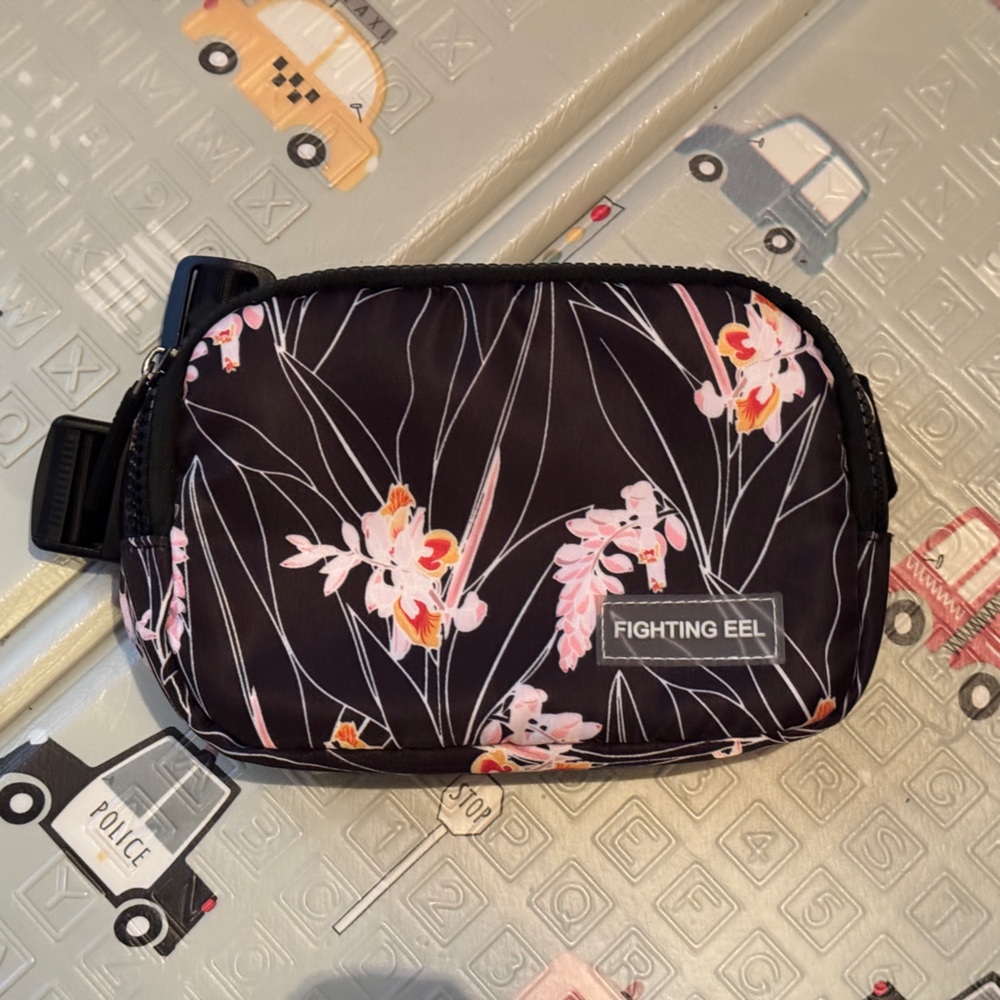 Fighting Eel Side Pouch